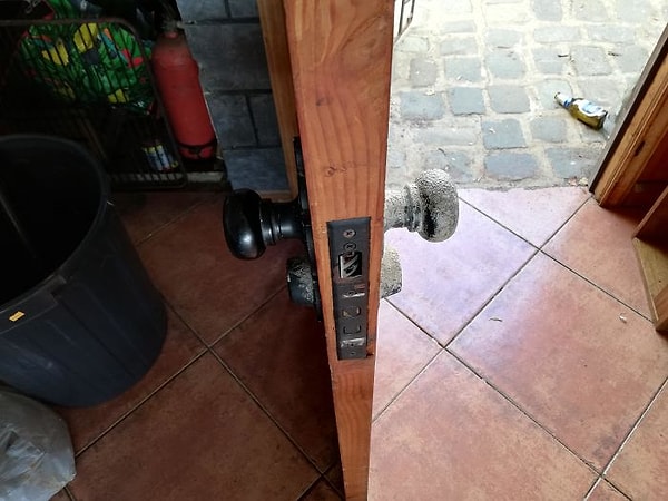 16. «Мы живем возле океана. Так у нас выглядит ручка двери снаружи и внутри дома»