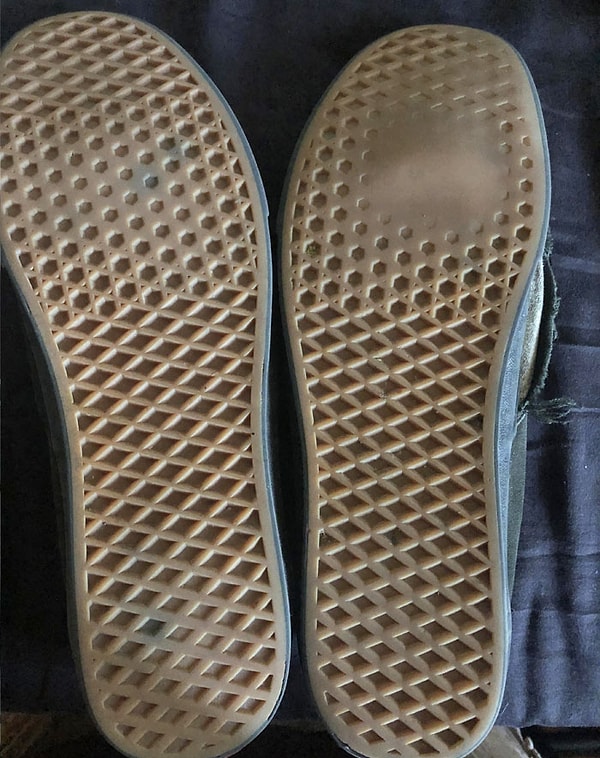 32. Кед, который стоит на скейте, и кед, которым отталкиваются, чтобы ехать