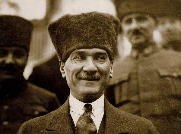 Türk milletine laf söyletmedi, cephede olduğu kadar arka planda da topraklarını savundu ve tokat gibi cevaplarıyla tarihe damgasını farklı bir yönden daha vurdu Atatürk...