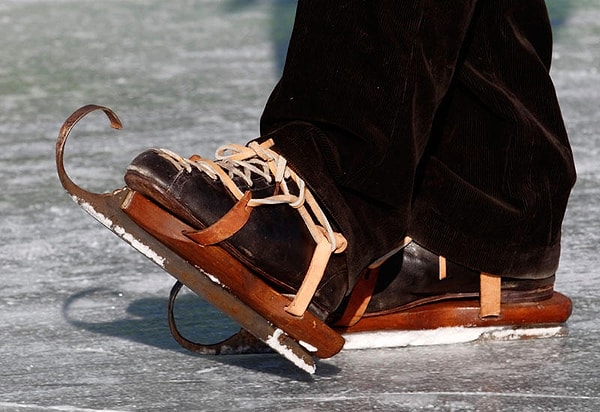 2. Из какого материала изготавливались самые первые коньки?