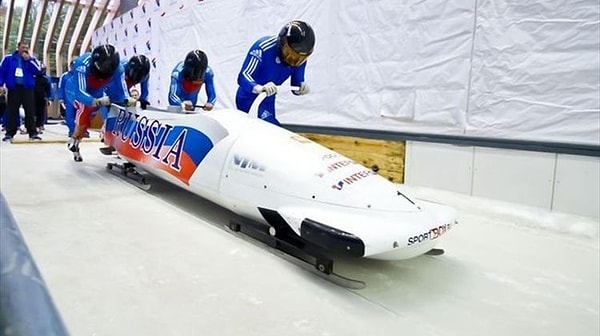 10. Как называется вид спорта, который представляет собой скоростной спуск по специально оборудованным ледяным трассам на управляемых санях?