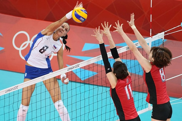 11. Сколько спортсменов с одной команды во время волейбольных соревнований должны находиться на площадке в момент игры?