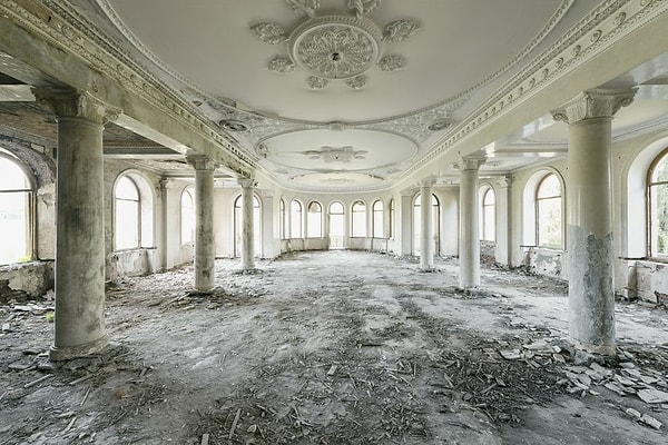 4. Римские колонны, лепнина на потолке и остатки паркета — столовая еще одного разрушающегося санатория. Цхалтубо, Грузия