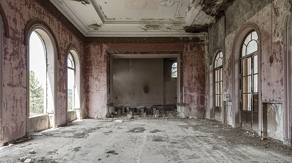 13. Остатки театра. Деревянную сцену давно разобрали, а занавески украли. Цхалтубо, Грузия