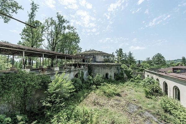 16. Открытая терраса и здание столовой. Цхалтубо, Грузия