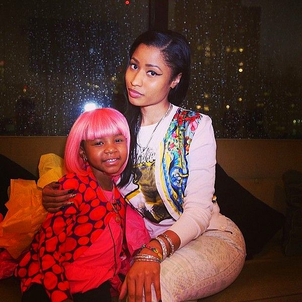 1. Nicki Minaj, 5 yaşındaki kanser hastası olan hayranı Miyah'ın bir dileğini gerçekleştirerek, ona pembe bir peruk hediye etti.