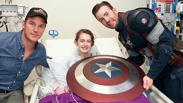 9. Chris Evans ve Chris Pratt her boş vakitlerinde üzerlerinde kostümle hastaneye giderek, çocukların hayallerini gerçekleştiriyorlar.