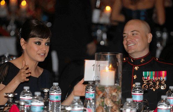 12. Mila Kunis, kendisi ile Marine Corps Balosu'na gitmek isteyen bir hayranının hayalini gerçekleştirdi.