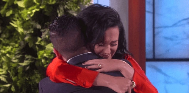 Katy Perry, the Ellen Show'un sahne arkasında otururken, Orlando'daki gece klübü saldırısından kurtulan bir hayranının, hastanede kaldıÄı zaman boyunca Åarkılarını dinleyerek hayata tutunduÄunu duydu.
