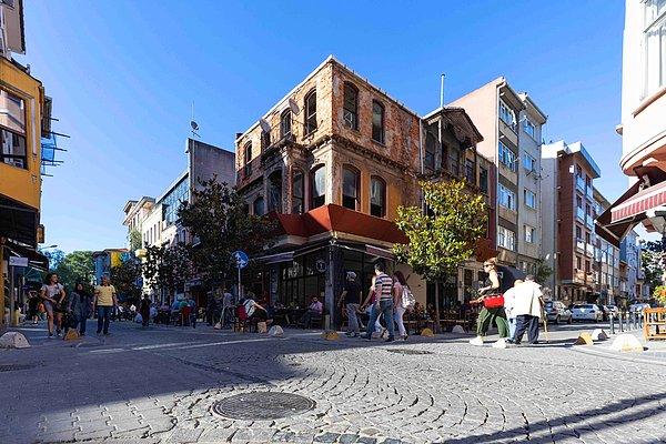 İstanbul’un ilk apartman yerleşiminin görüldüğü semtlerden biri olan Yeldeğirmeni adını 1. Abdülhamid tarafından İstanbul’un un ihtiyacını karşılanması için yaptırılan dört tane yel değirmeninden alıyor.