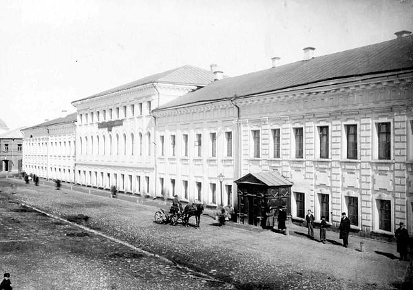 3. В гимназию в каком городе в 1832 году поступил учиться Некрасов?