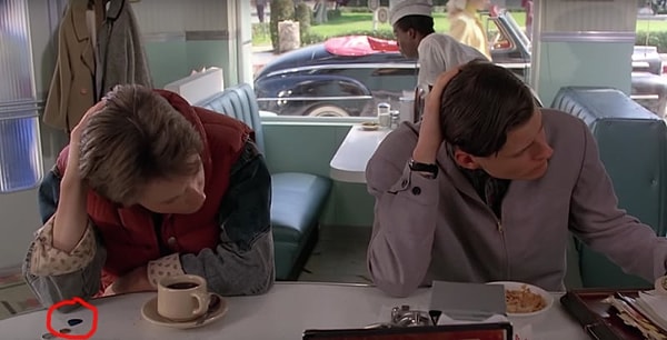 3. Марти гитарист, и среди мелочи в его кармане завалялись медиаторы.