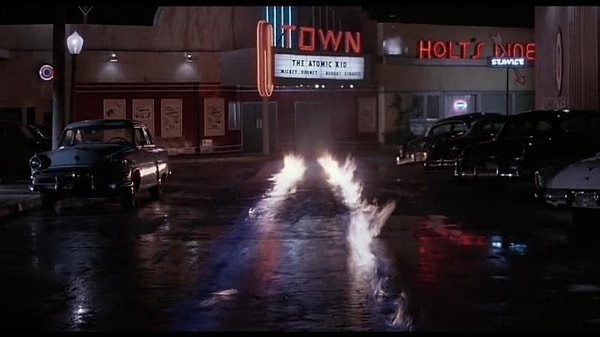 5. Ближе к концу фильма Делореан, за рулем которого сидит Марти, исчезает прямо у кинотеатра, в котором крутят «Атомного ребенка» (а Делореан работает на ядерном реакторе).