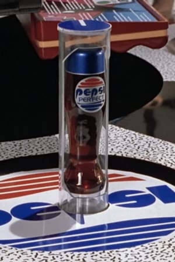 8. Когда в 2015 году Марти идет в кафе, можно увидеть, что произошла инфляция. Например, Пепси стоит 2 доллара, что в 4 раза дороже, чем в 1985.