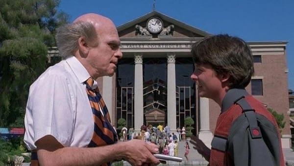 9. Выступ на часовой башне, который сломал Док в первой части, во второй все еще сломан.