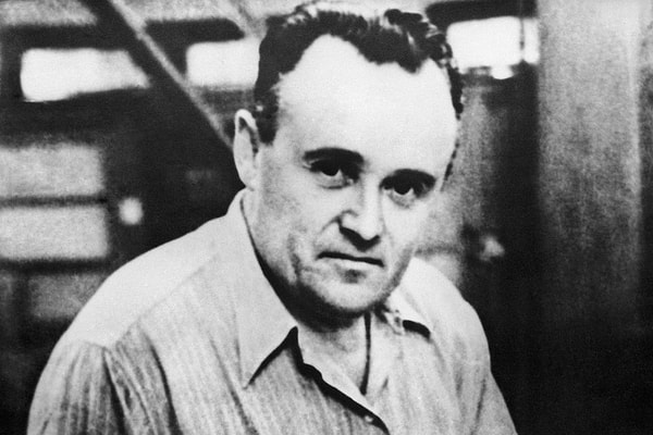 2. Это был человек, ставший ключевой фигурой в освоении космоса. Благодаря ему был запущен первый искусственный спутник Земли и под его руководством совершен полет Юрия Гагарина. Как его зовут?