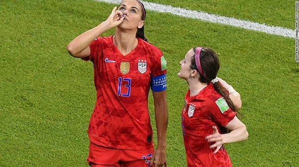 Geçtiğimiz salı günü 2019 FIFA Kadınlar Dünya Kupası'nda İngiltere'ye attığı golden sonra yaptığı çay içme sevinciyle tepki toplayan Amerika'nın başarılı kadın futbolcusu Alex Morgan, kendi sevincini savundu.