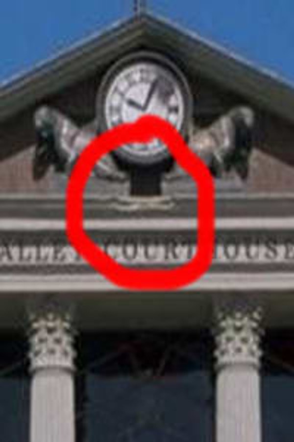 9. Выступ на часовой башне, который сломал Док в первой части, во второй все еще сломан.