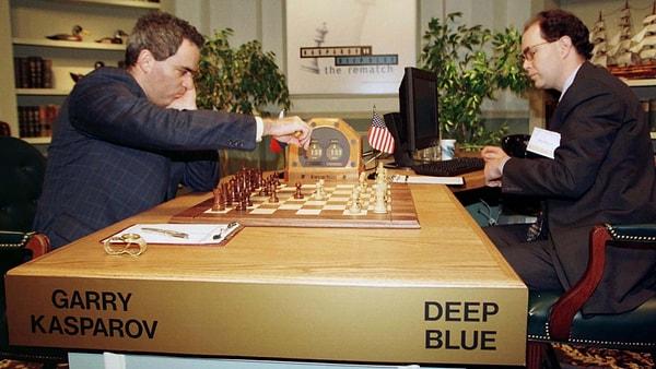 Nitekim makinelerin, bizim sınırlı düşünce dünyamızı yenmeye başlaması, yıllar yıllar öncesinde başlamıştı. İlk olarak dünyaca meşhur satranç şampiyonu Garry Kasparov'un IBM yapımı Deep Blue isimli bilgisayara kaybedişi ile.