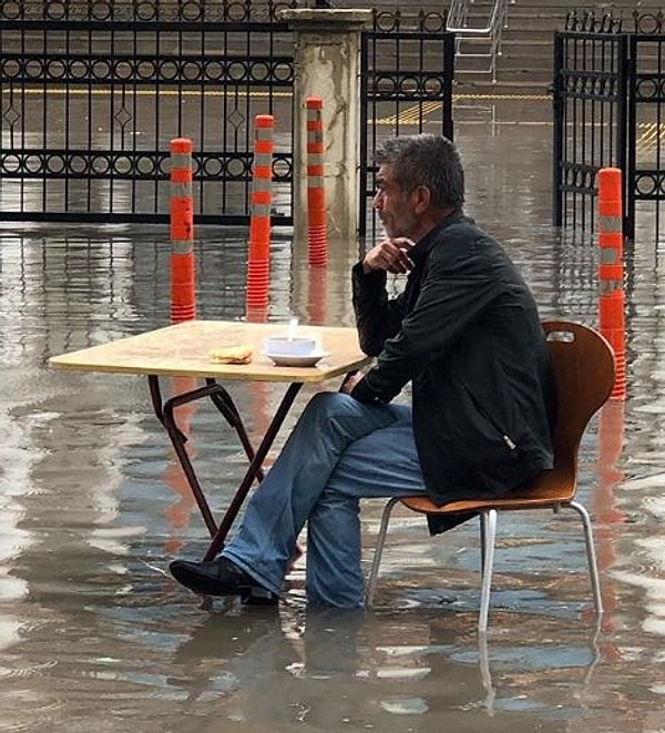 9. Наводнение наводнением, а обед по расписанию :)