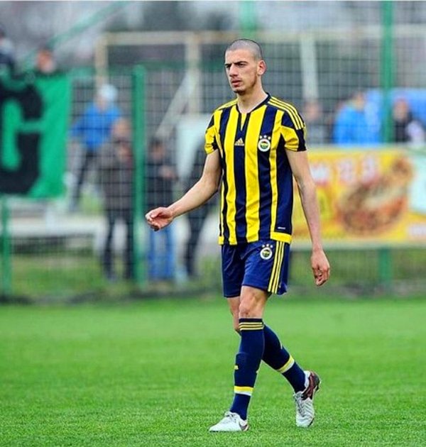 2011 yılında daha 13 yaşındayken Fenerbahçe'ye imza attı. Fenerbahçe formasını 5 yıl boyunca alt yaş kategorilerinde terletti.