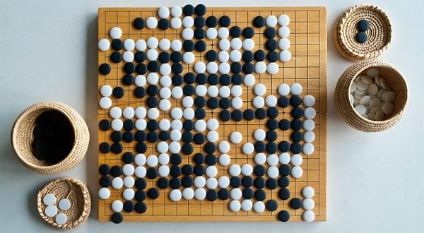 Çinlilerin tarihi 2500 yıl öncesine dayanan strateji oyunu Go'yu duymuşsunuzdur. Peki kendi kendinize öğrenip, sizi başarılı bir Go oyuncusu yapacak stratejileri geliştirmek kaç yılınızı alır dersiniz?