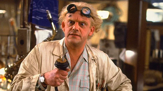 Christopher Lloyd, küresel ısınma benzeri evrensel bir mesaj içerdiği takdirde dördüncü Back to the Future filmine sıcak baktığını açıkladı.