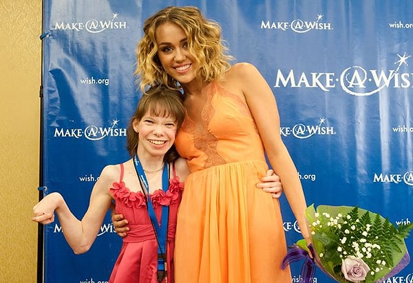 7. Самым большим желанием 14-летней Эмили (Emily) было знакомство с Майли Сайрус, и Майли исполнила его, не раздумывая.