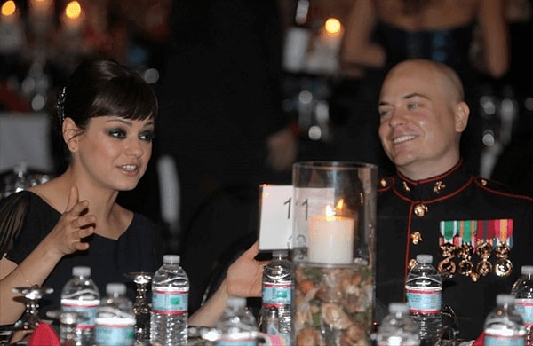 12. Актриса Мила Кунис исполнила желание ветерана, который мечтал пригласить ее на бал с участием морских пехотинцев.