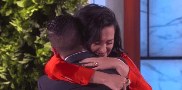 13. Кэти Перри сидела за кулисами на «Шоу Эллен ДеДженерес» («The Ellen DeGeneres Show»), когда услышала историю молодого человека, выжившего после массового убийства в Орландо. Он поделился, что слушал песни Кэти во время тяжелого времени реабилитации, и о том, как они помогли ему.
