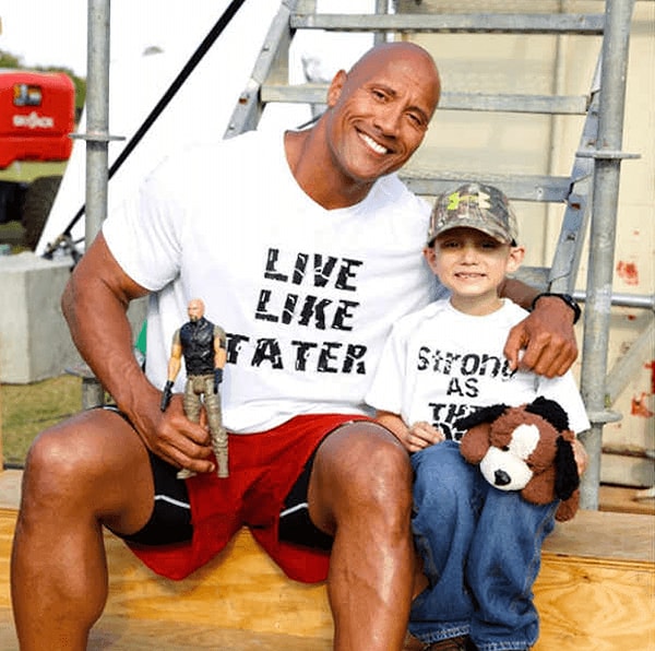 14. Получив письмо от 7-летнего фаната с тяжелым диагнозом, актер Дуэйн Джонсон пригласил его на съемки фильма.