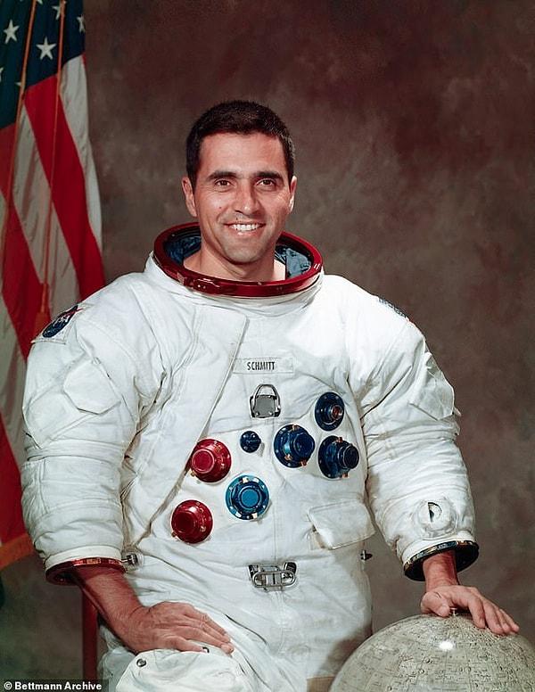 83 yaşındaki Harrison Jack Schmitt, Apollo 17 ile aya yolculuk yapmadan ve ay yüzeyindeki parçacıkları toplayıp, üzerinde çalışmadan önce jeoloji eğitimi aldı.