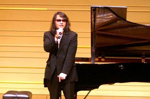 6. Japon besteci Mamoru Samuragochi, 18 yıl boyunca duyma engelli taklidi yapmış ve müziğini de gizlice başkasına yazdırmıştır. Time dergisi bu sahtekar müzisyen için "dijital çağın Beethoven'ı" bile demişti.