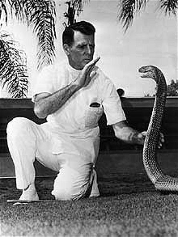 10. "Yılan adam" olarak da bilinen Floridalı Bill Haast, 173 kez zehirli yılanlar tarafından ısıtılmış. Ayrıca 60 yıl boyunca her gün kendisine yılan zehri enjekte ederek bağışıklık kazanmaya çalışmış, kanı sayesinde birçok hayatı kurtarmış, ardından da 100 yaşında ölmüştür.