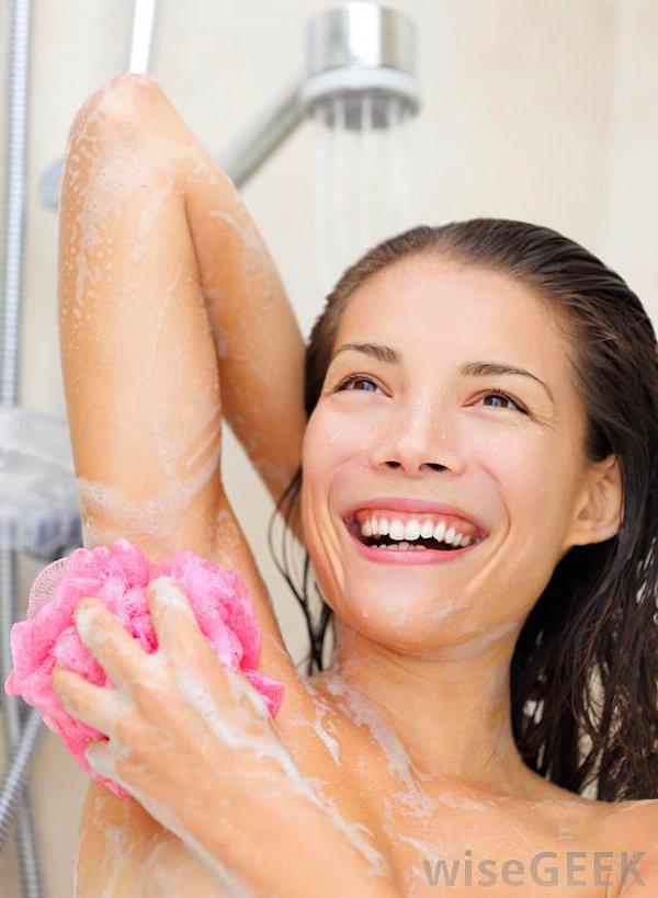 Sürekli duş almak istemiyorsanız, sık sık koltuk altınızı ve genital bölgenizi yıkayabilirsiniz.