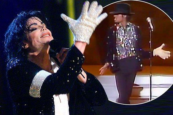 13. Michael Jackson'ın parıldayan eldiveni aslında sadece bir golf eldiveniydi.