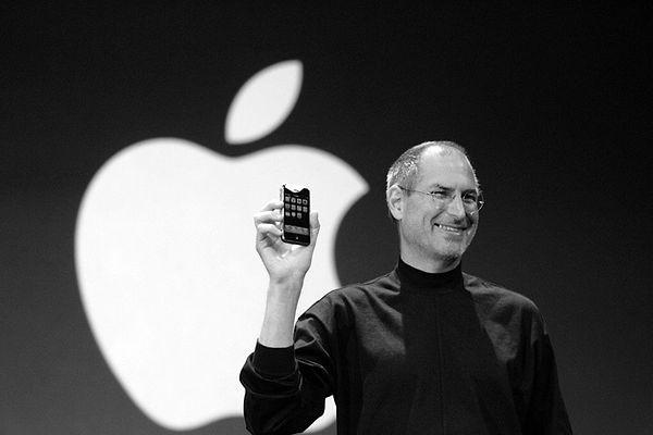 15. İlk iPhone sunumu sırasında Steve Jobs masasının arkasında sürekli olarak telefon değiştirmek zorundaydı çünkü diğer türlü telefonun RAM'i doluyor ve kapanıyordu.