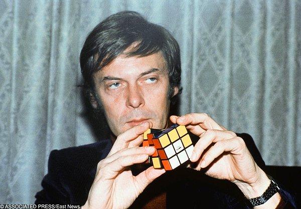 5. Zeka Küpü'nün mucidi olan Erno Rubik'in, kendi bulduğu küpü çözmesi 1 ayını aldı.