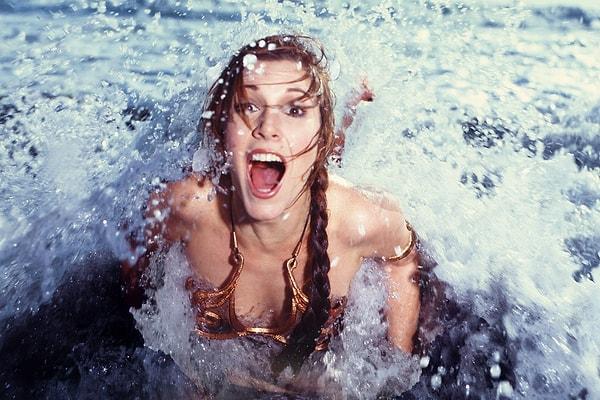1. Carrie Fisher'ın 1983 yılında Köle Leia kostümüyle dalgalar arasında çekilmiş ikonik fotoğrafı: