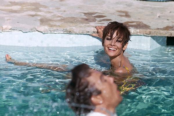 4. Audrey Hepburn, İngiliz oyuncu Albert Finney ile 1966 yılında havuzda eğlenirken: