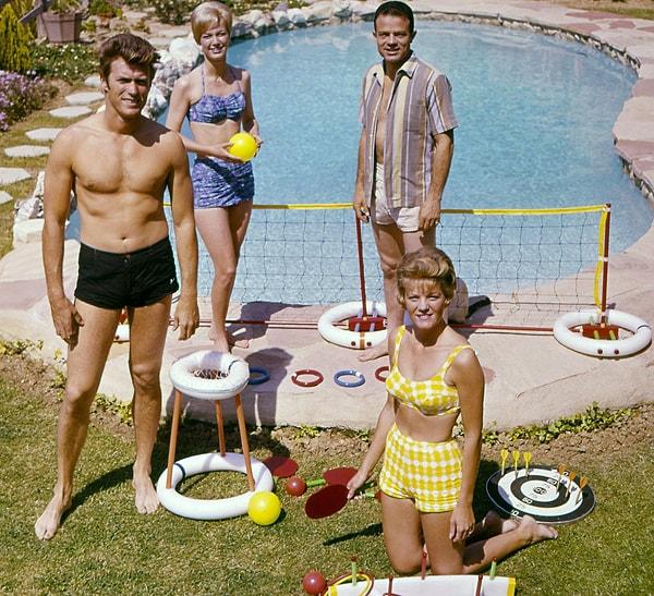 7. Ve Clint Eastwood, 1960'lı yıllarda ailesi ve arkadaşlarını havuz partisinde ağırlarken: