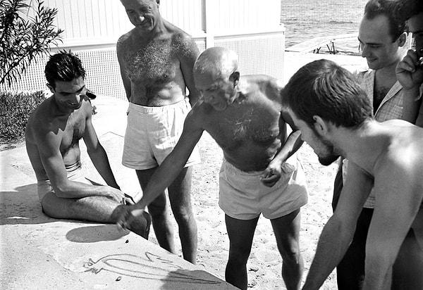 15. 1950 yılında Pablo Picasso sahilde hızlı bir şaheser yaratırken: