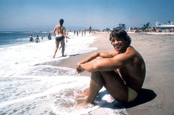 16. Genç Arnold Schwarzenegger, 1977 yılında Los Angeles güneşinin tadını çıkarıyor: