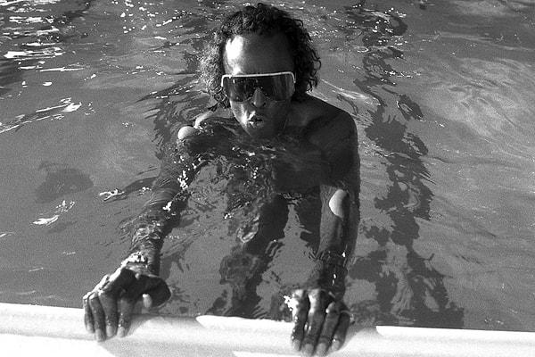 20. Havuzda bile havasını konuşturan Miles Davis, 1985 civarı: