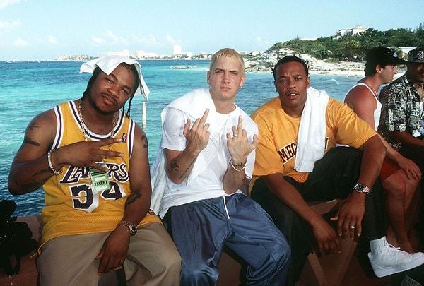 22. 2000 yılında çekimler arasında güneşin ve ortamın tadını çıkaran Xzibit, Eminem ve Dr. Dre: