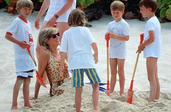 24. Son olarak son prenses olan Prenses Diana, Prens William, Prens Harry ve çocukluk arkadaşlarıyla kumda oynarken, 1990: