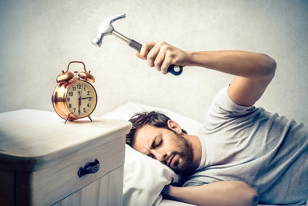 5. Yatak odanızdaki bütün alarmlardan kurtulun.