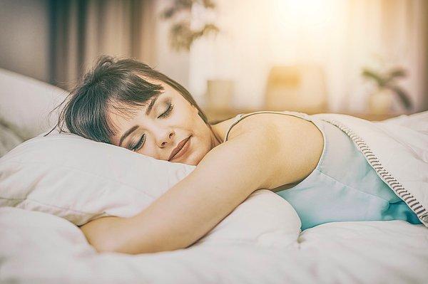 8. Eğer yüz üstü uyuyorsanız sert yastıklardan kaçının.
