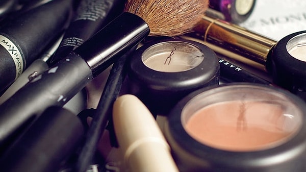 4. Вы пользуетесь косметикой?