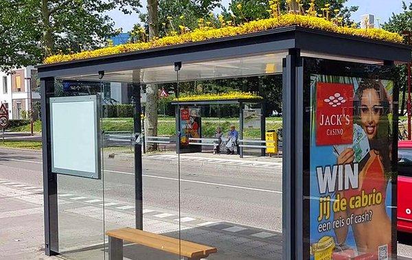 Bildiğiniz gibi otobüs durakları sadece oturup, otobüs beklediğimiz yerler ancak Hollanda'daki yeni otobüs durakları ile bu yerler daha da yararlı bir hale getirilmiş.